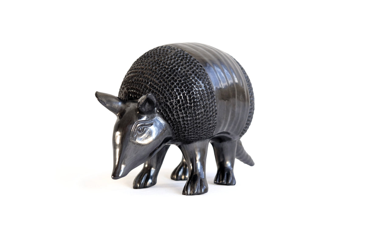 Armadillo de Barro Negro 22 cm. 8.6 in. Barro negro