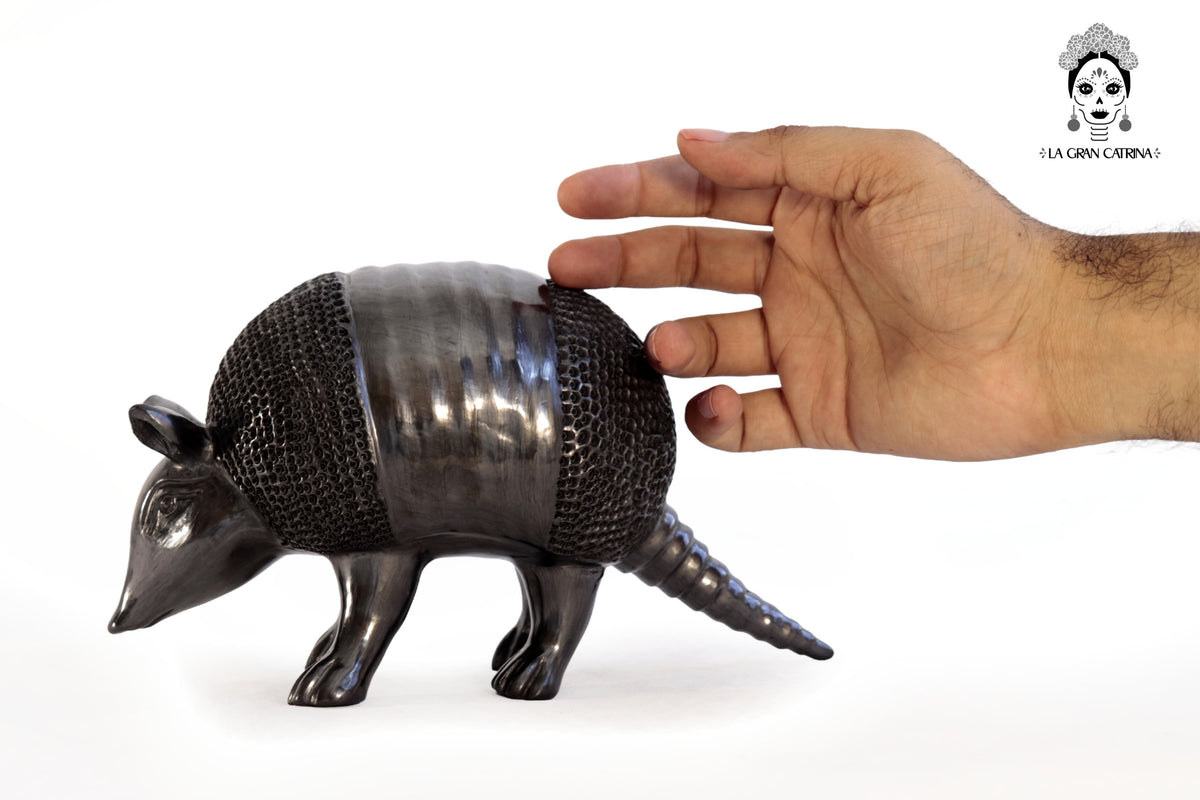 Armadillo de Barro Negro 22 cm. 8.6 in. Barro negro