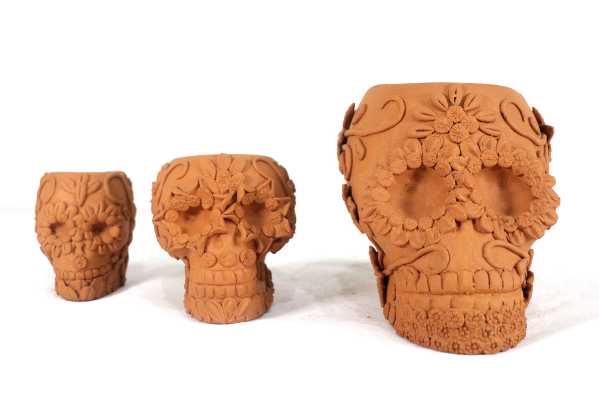 Maceta Cráneo Barro Natural con Flores Relieve - 16 Cm. 6.2 In. Maceta