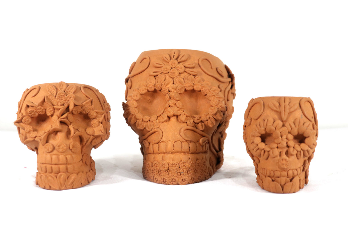 Maceta Cráneo Barro Natural con Flores Relieve - 16 Cm. 6.2 In. Maceta