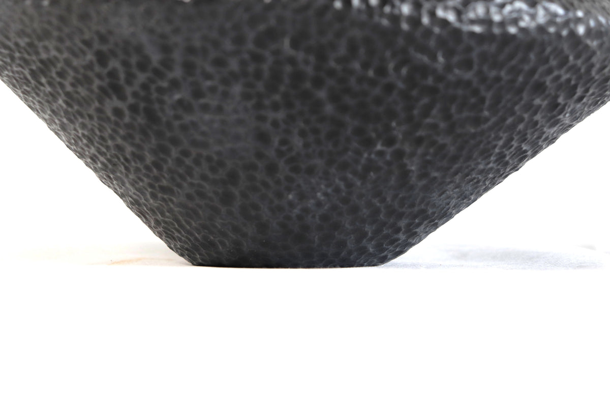 Jarrón moderno de barro martillado negro - 25 cm. 10 in. Artesanía