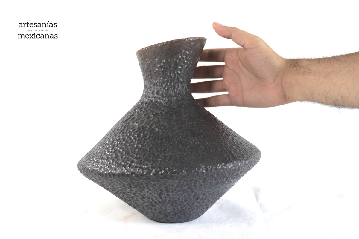Jarrón moderno de barro martillado negro - 25 cm. 10 in. Artesanía