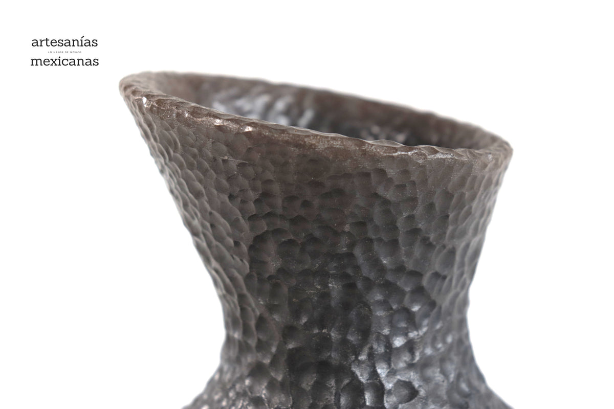 Jarrón moderno de barro martillado negro - 25 cm. 10 in. Artesanía