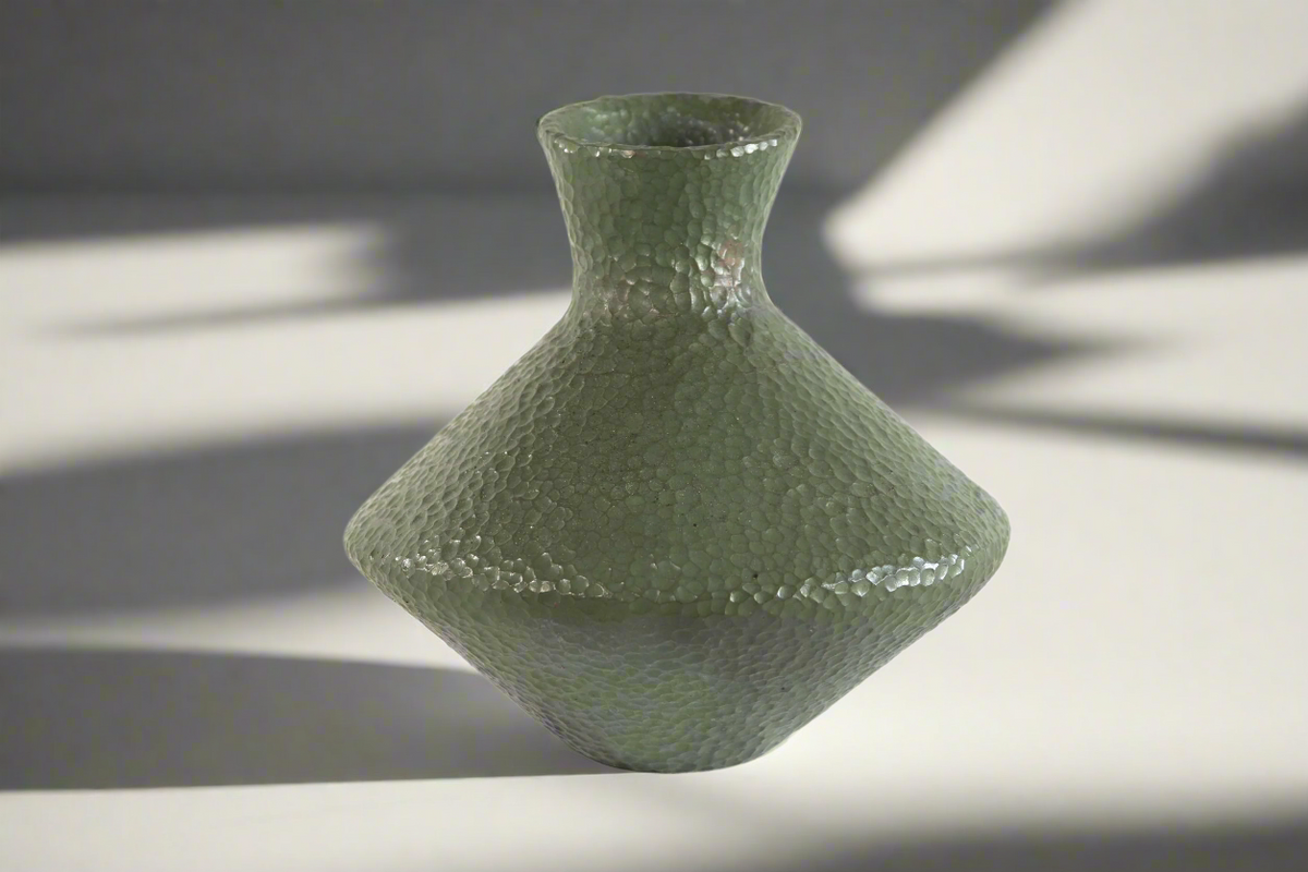 Jarrón moderno de barro martillado verde - 25 cm. 10 in. Artesanía