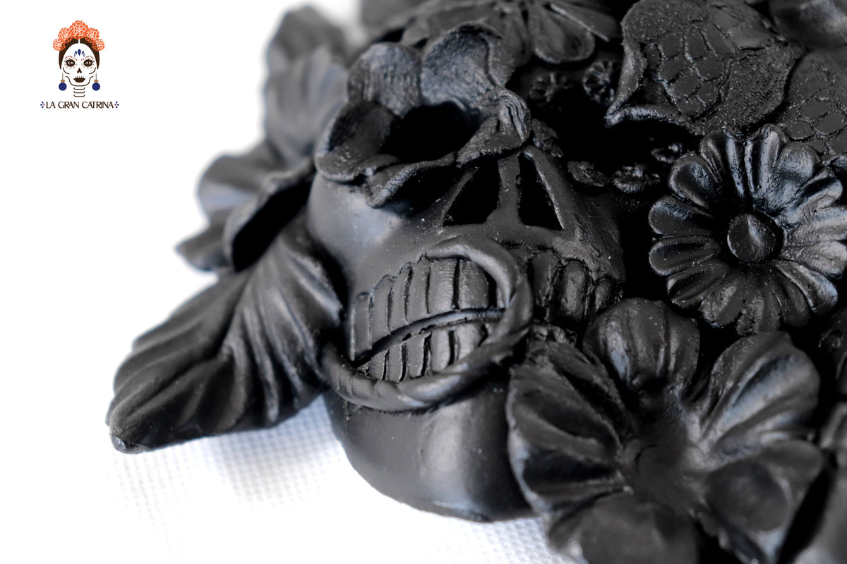 Cráneos Negros con Flores I - 20 cm. 7.8 in. Artesanía