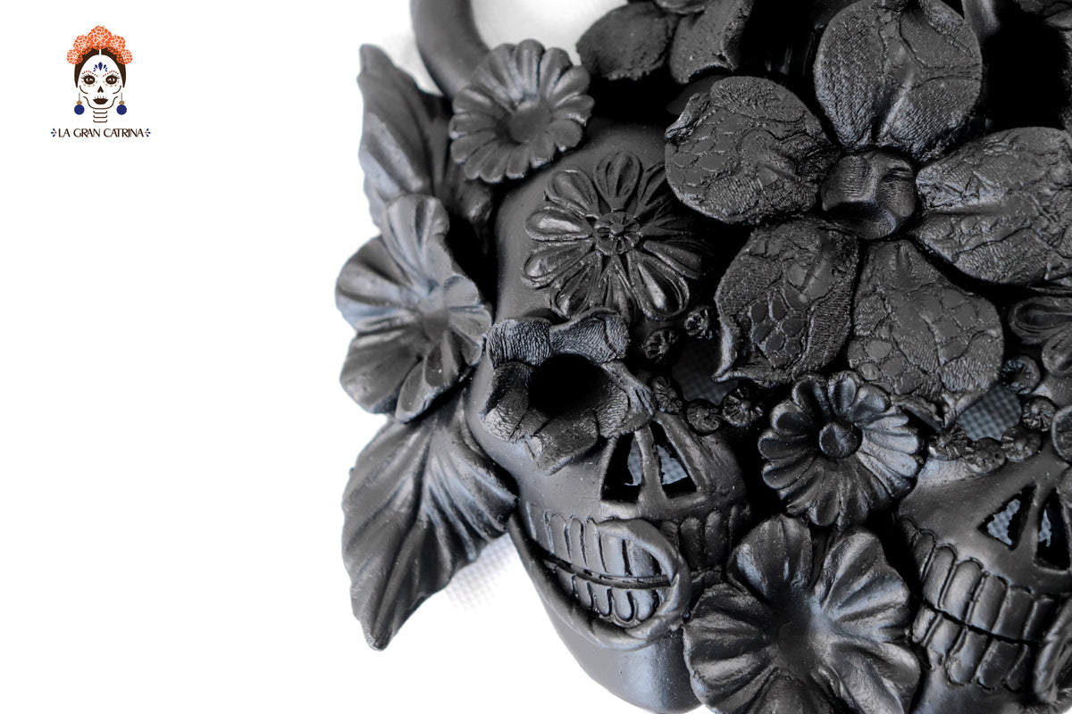 Cráneos Negros con Flores I - 20 cm. 7.8 in. Artesanía