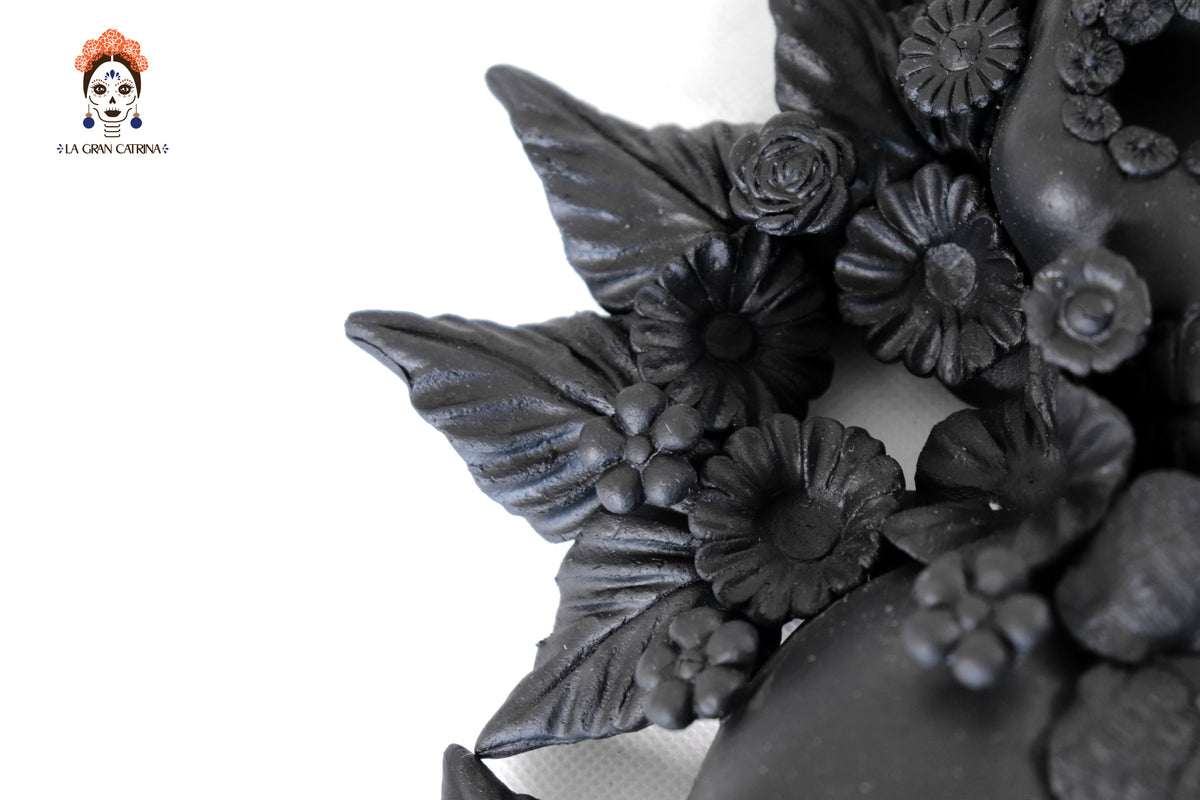 Craneos Negros con Flores - 24 cm. 9.4 in. Artesanía