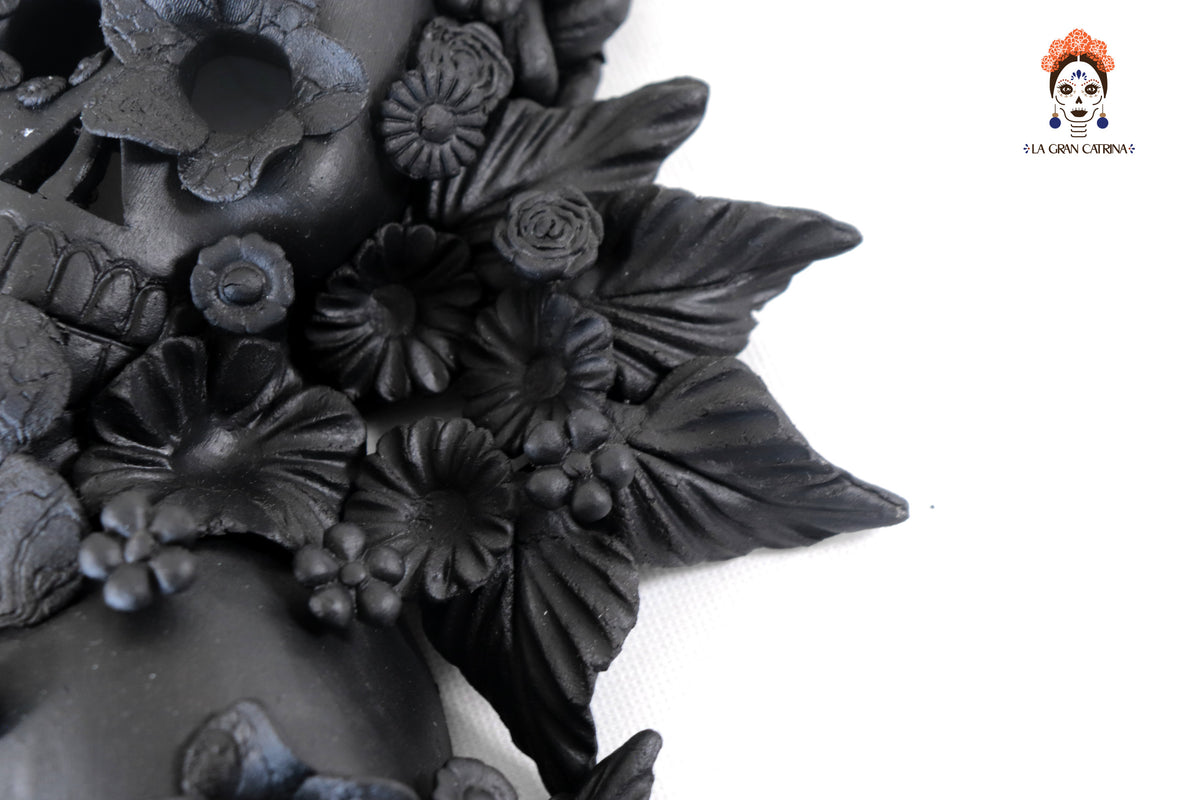 Craneos Negros con Flores - 24 cm. 9.4 in. Artesanía
