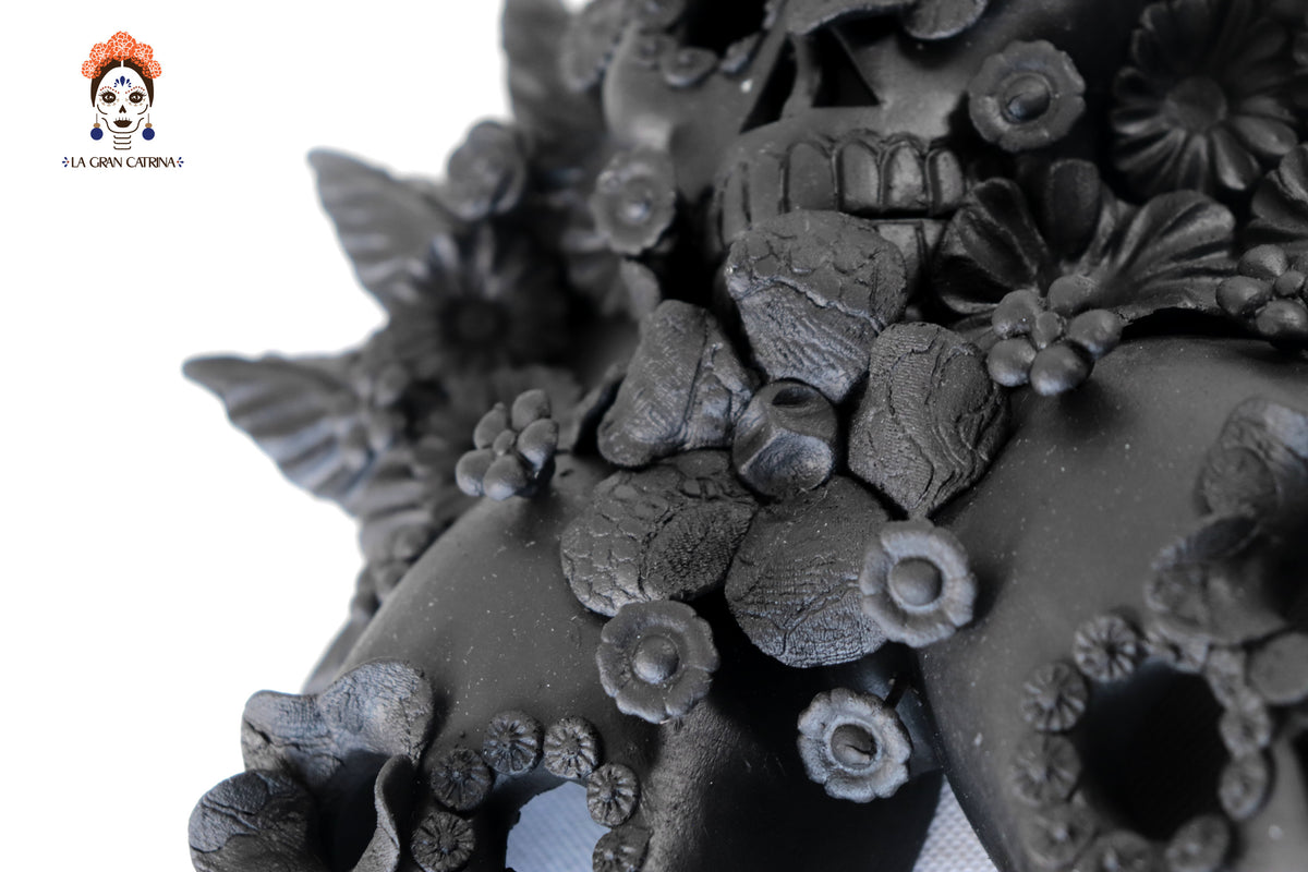 Craneos Negros con Flores - 24 cm. 9.4 in. Artesanía