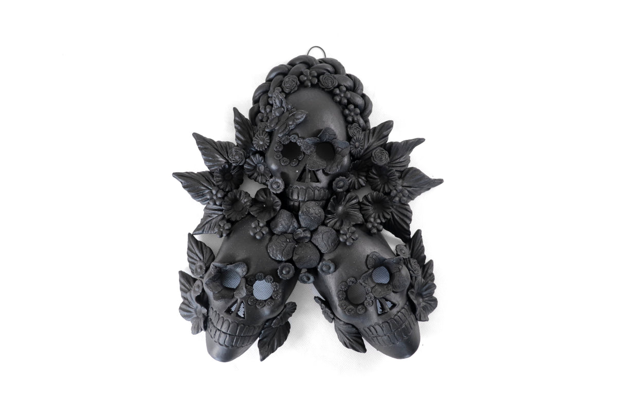 Craneos Negros con Flores - 24 cm. 9.4 in. Artesanía