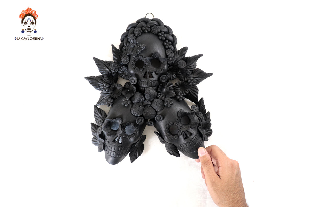 Craneos Negros con Flores - 24 cm. 9.4 in. Artesanía