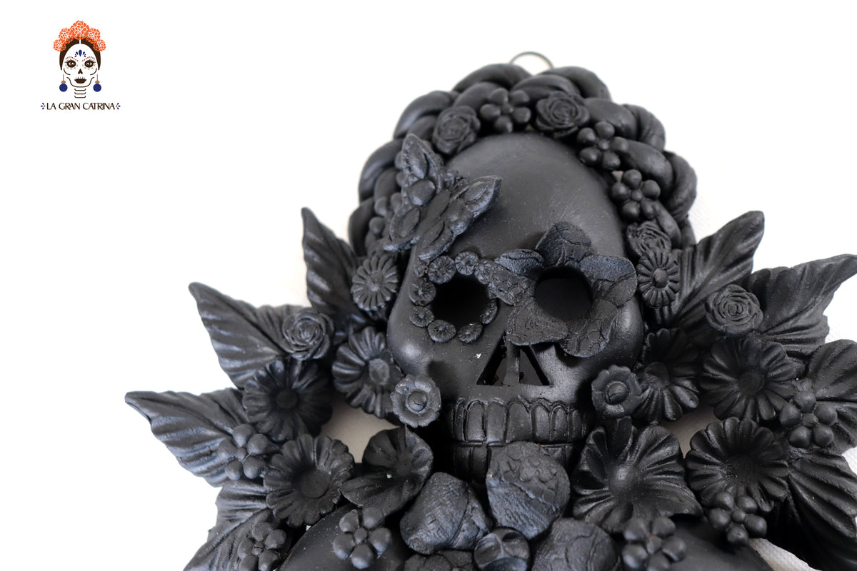 Craneos Negros con Flores - 24 cm. 9.4 in. Artesanía