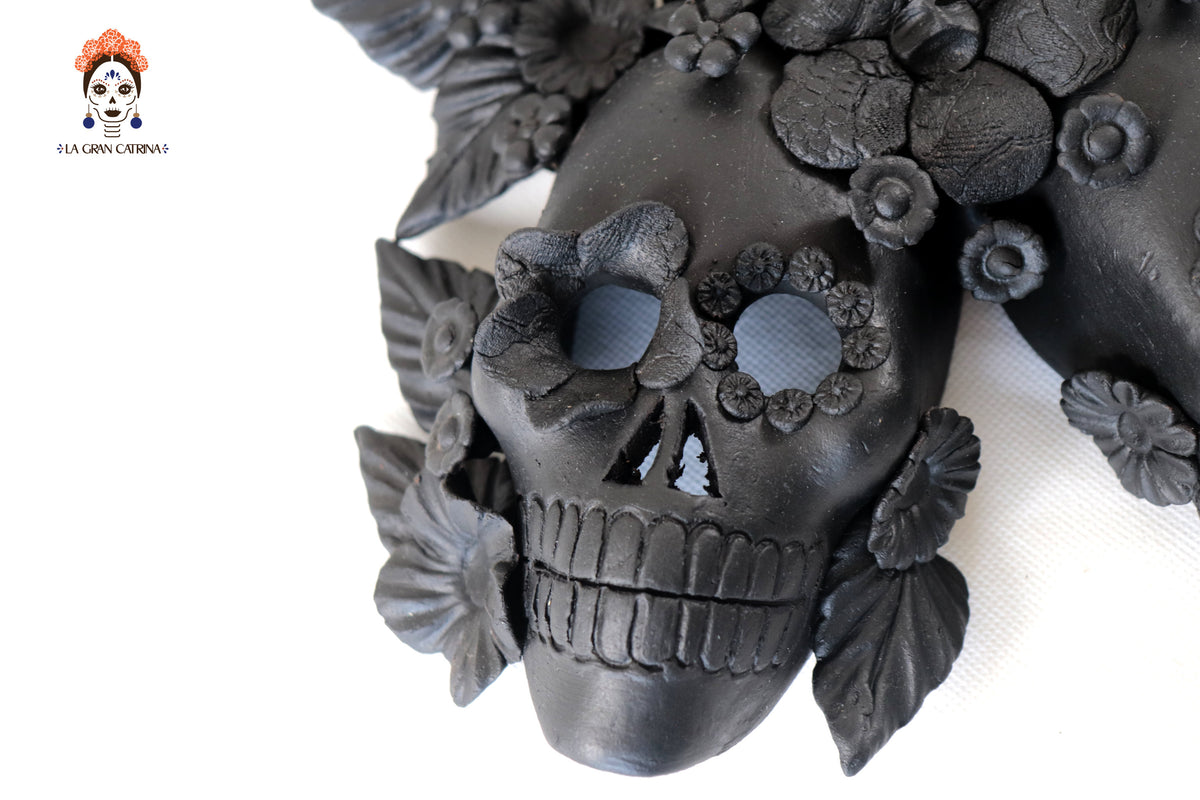 Craneos Negros con Flores - 24 cm. 9.4 in. Artesanía