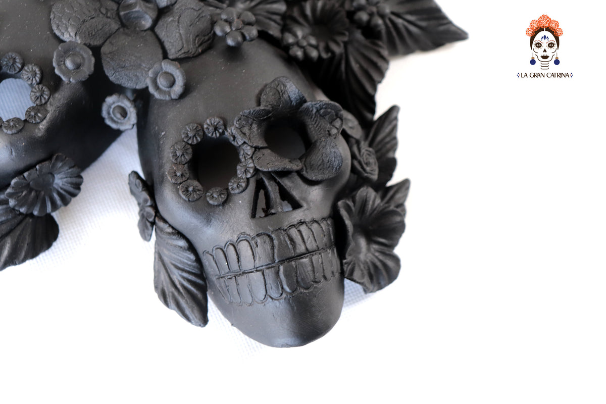 Craneos Negros con Flores - 24 cm. 9.4 in. Artesanía