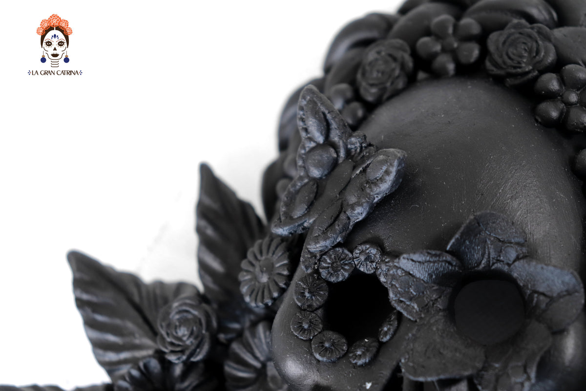 Craneos Negros con Flores - 24 cm. 9.4 in. Artesanía