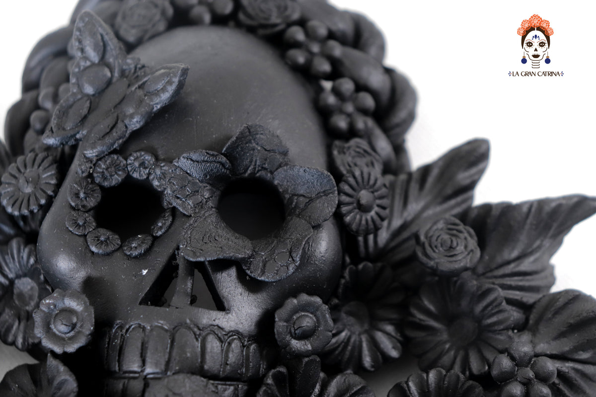 Craneos Negros con Flores - 24 cm. 9.4 in. Artesanía