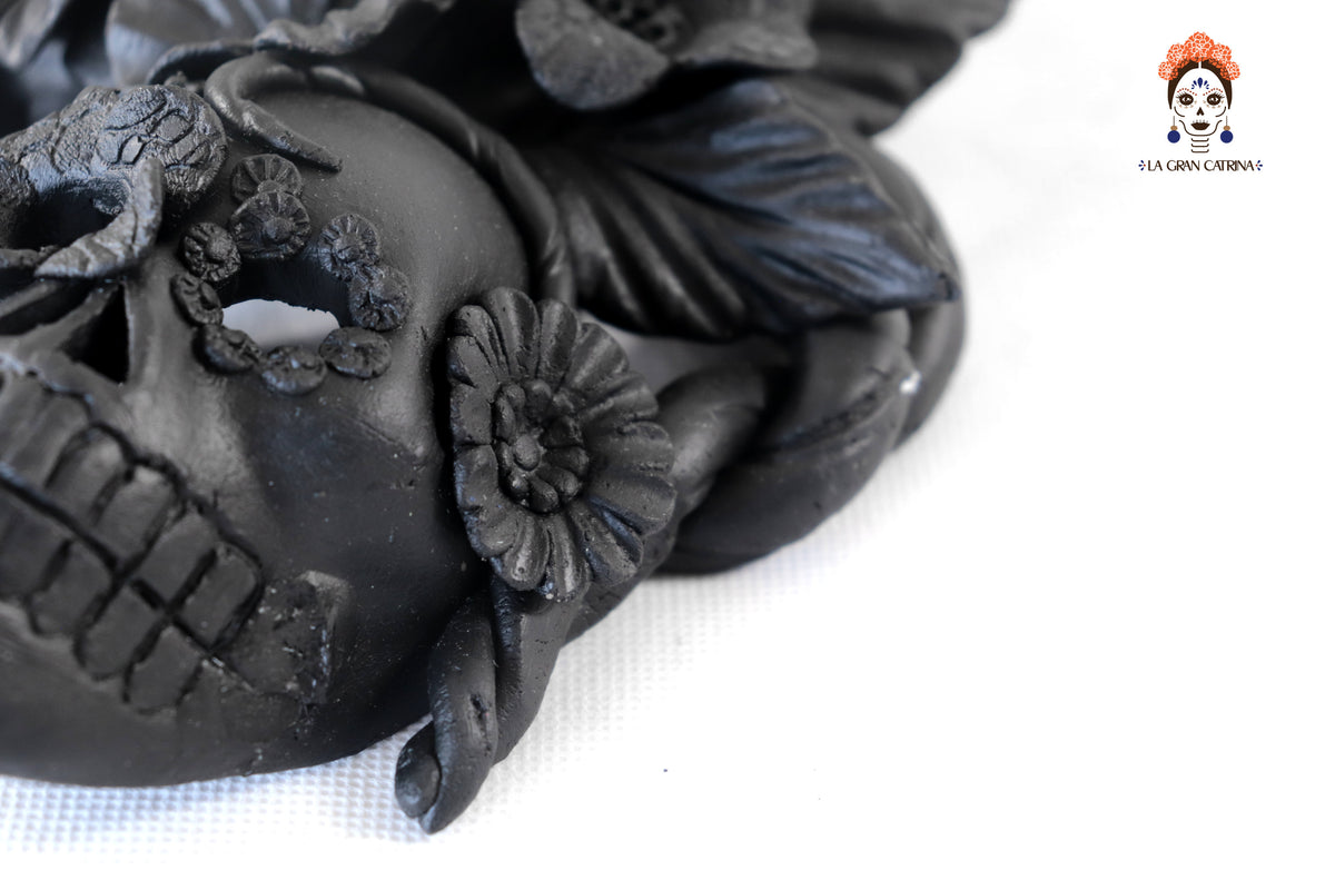 Cráneos Negros con Flores II - 20 cm. 7.8 in. Artesanía