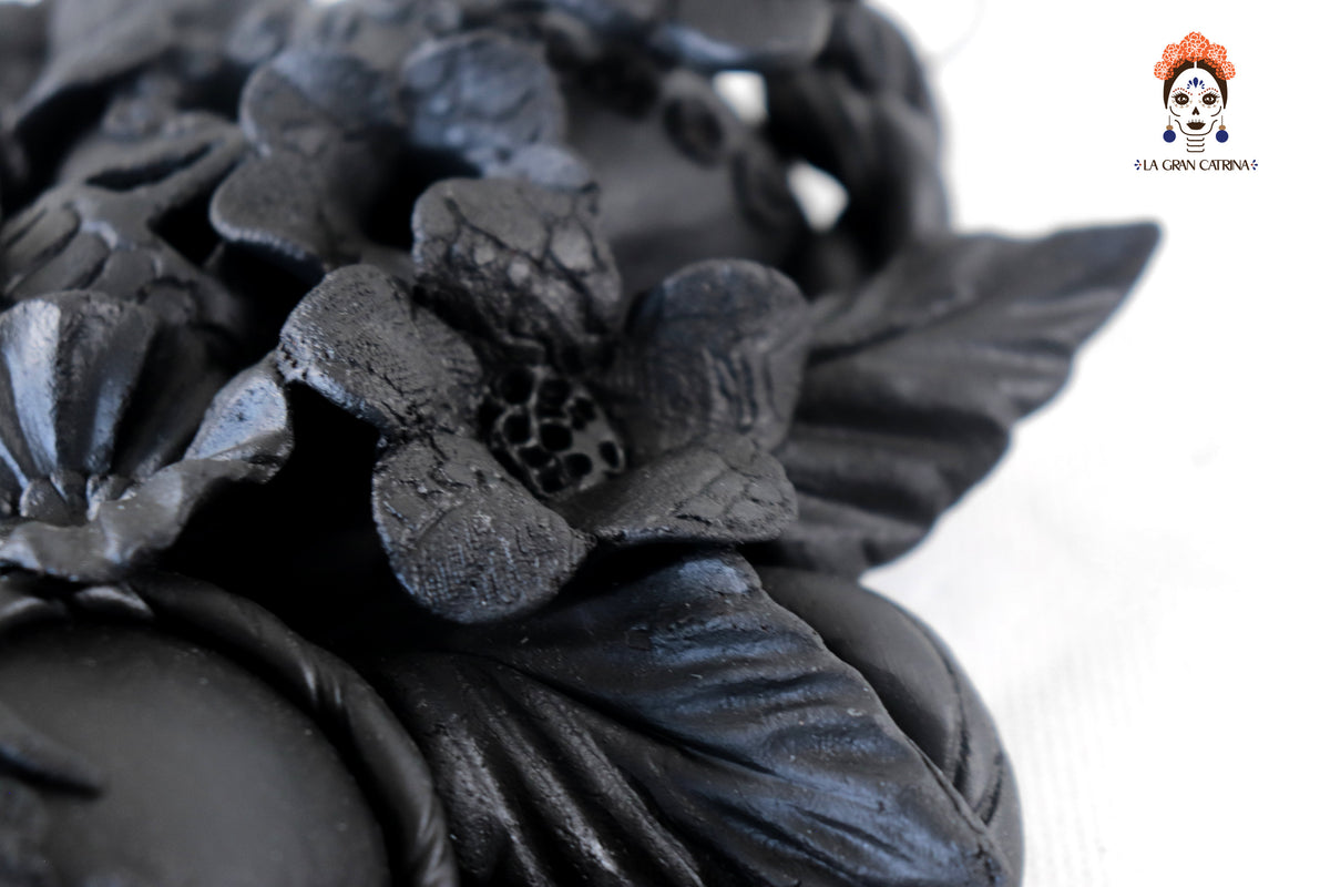 Cráneos Negros con Flores II - 20 cm. 7.8 in. Artesanía