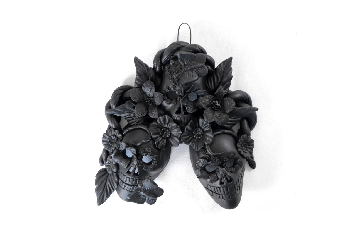 Cráneos Negros con Flores II - 20 cm. 7.8 in. Artesanía