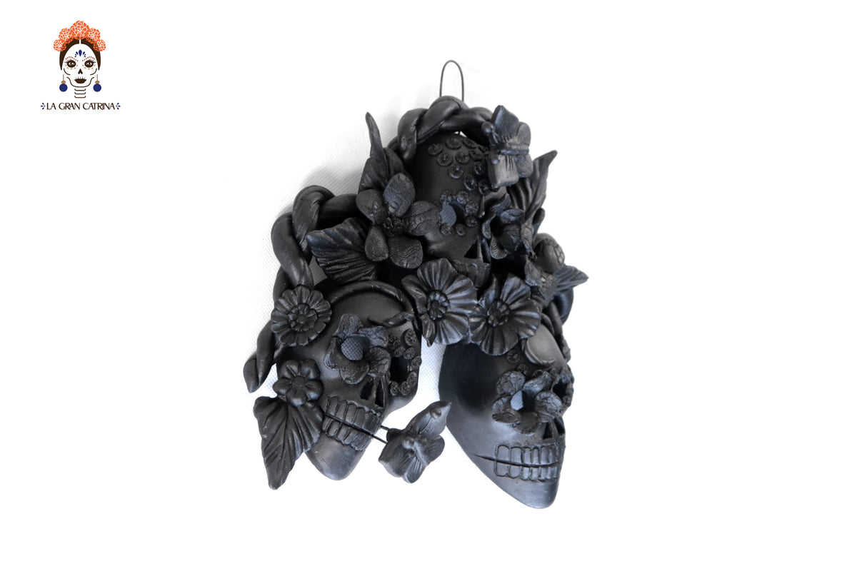 Cráneos Negros con Flores II - 20 cm. 7.8 in. Artesanía