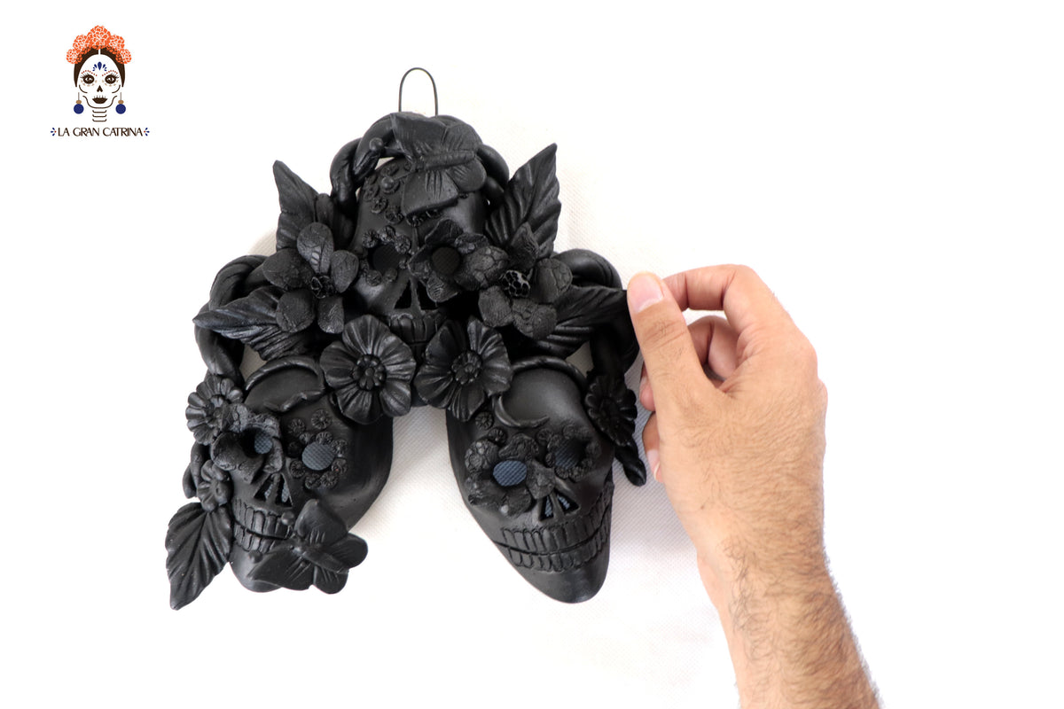 Cráneos Negros con Flores II - 20 cm. 7.8 in. Artesanía