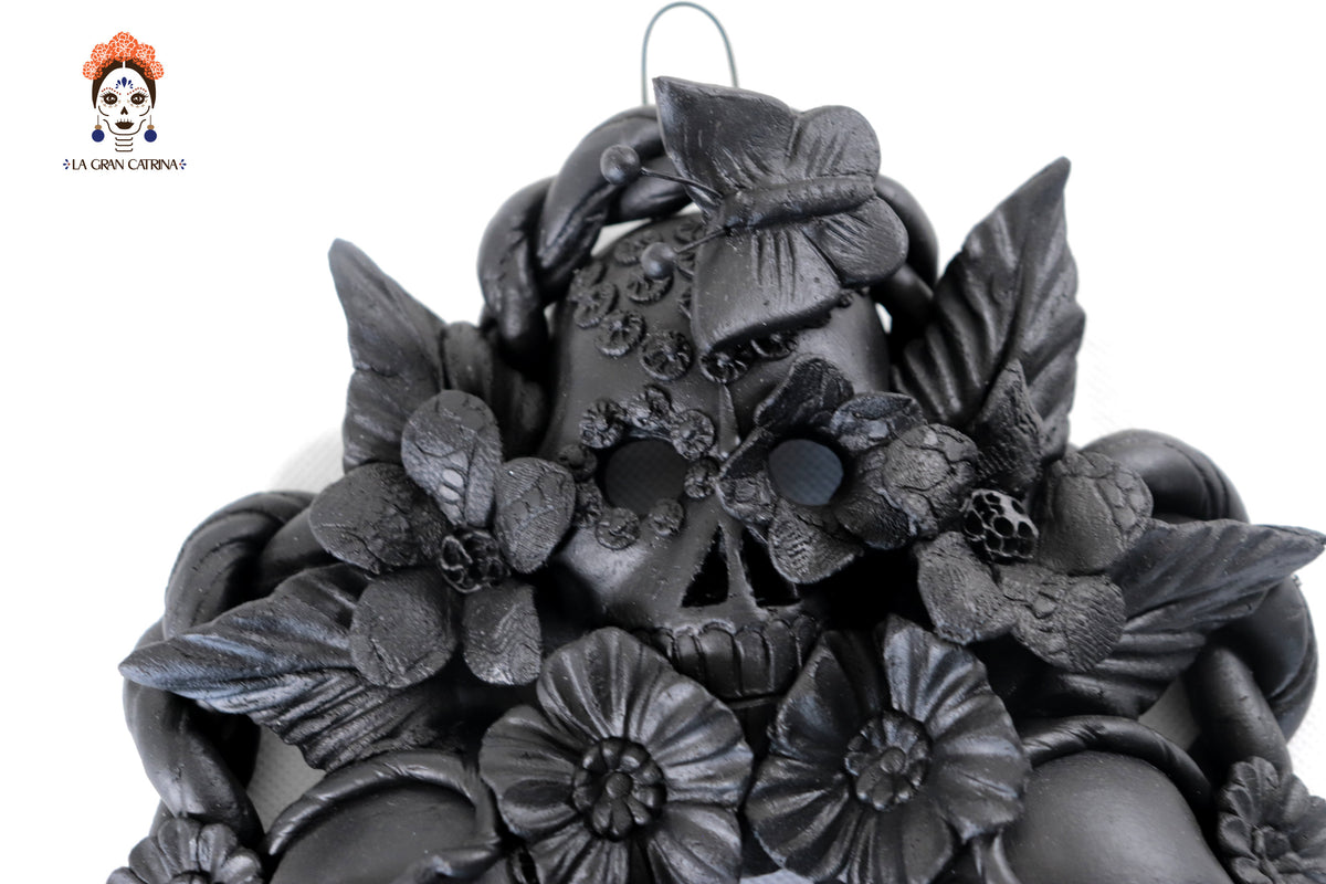 Cráneos Negros con Flores II - 20 cm. 7.8 in. Artesanía
