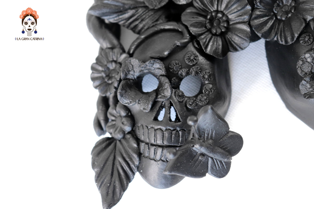 Cráneos Negros con Flores II - 20 cm. 7.8 in. Artesanía