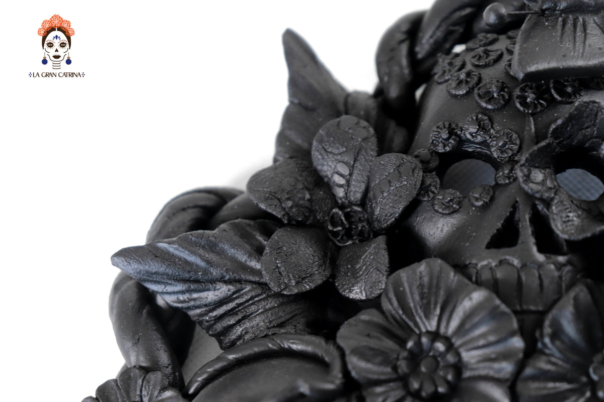 Cráneos Negros con Flores II - 20 cm. 7.8 in. Artesanía