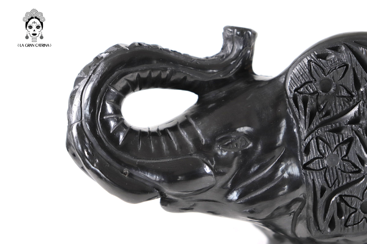 Elefante de Barro Negro - 18 cm. 7 in. Barro negro