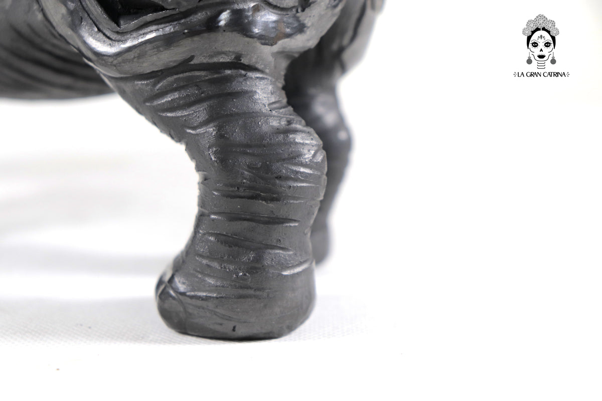 Rinoceronte de Barro Negro - 14 cm. 5.5 in. Barro negro