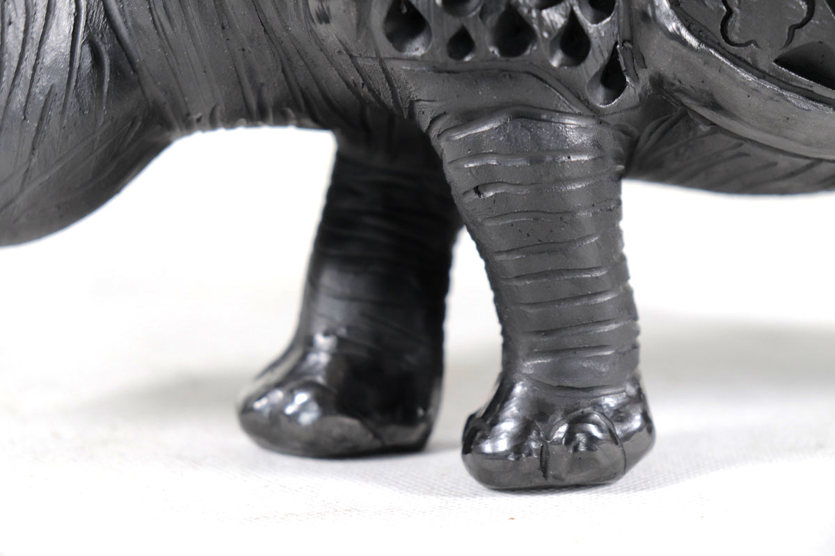 Rinoceronte de Barro Negro - 14 cm. 5.5 in. Barro negro