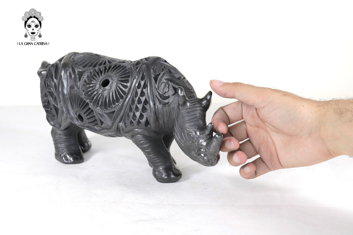 Rinoceronte de Barro Negro - 14 cm. 5.5 in. Barro negro
