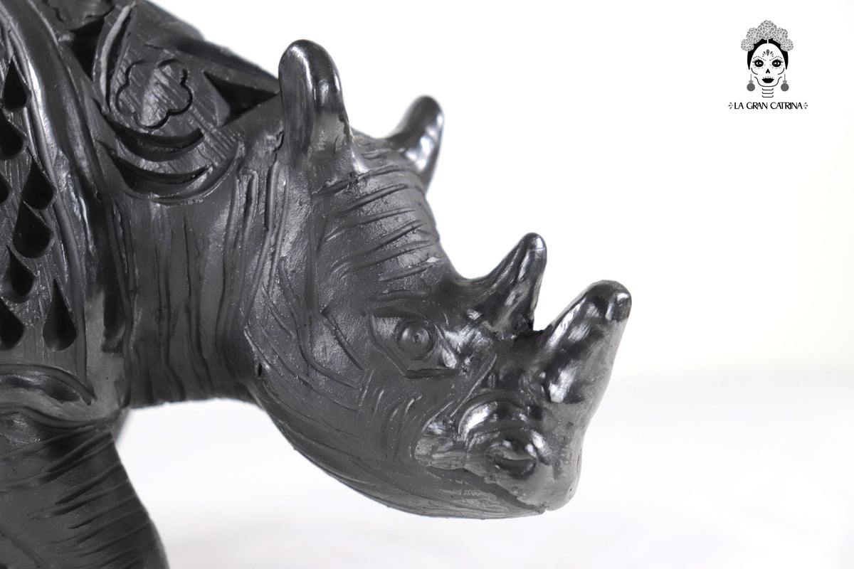 Rinoceronte de Barro Negro - 14 cm. 5.5 in. Barro negro
