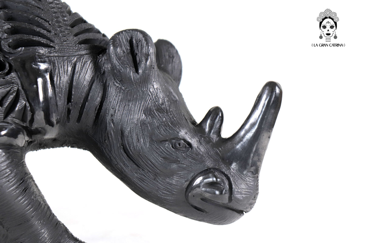 Rinoceronte de Barro Negro - 20 cm. 7.9 in. Barro negro