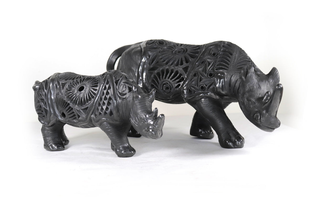 Pareja de Rinocerontes de Barro Negro - 20 cm. 7.9 in. - 14 cm. 5.5 in. Barro negro