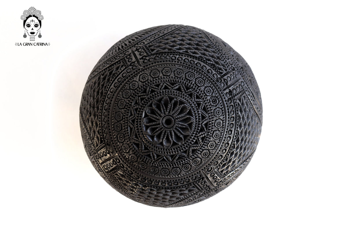 Esfera Calada de Barro Negro 16 cm 6.2 in. Barro negro