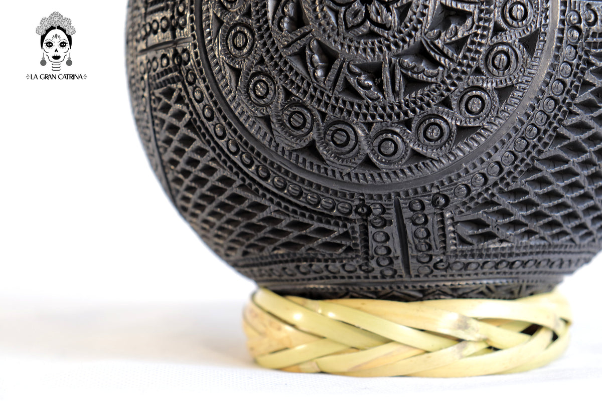 Esfera Calada de Barro Negro 16 cm 6.2 in. Barro negro