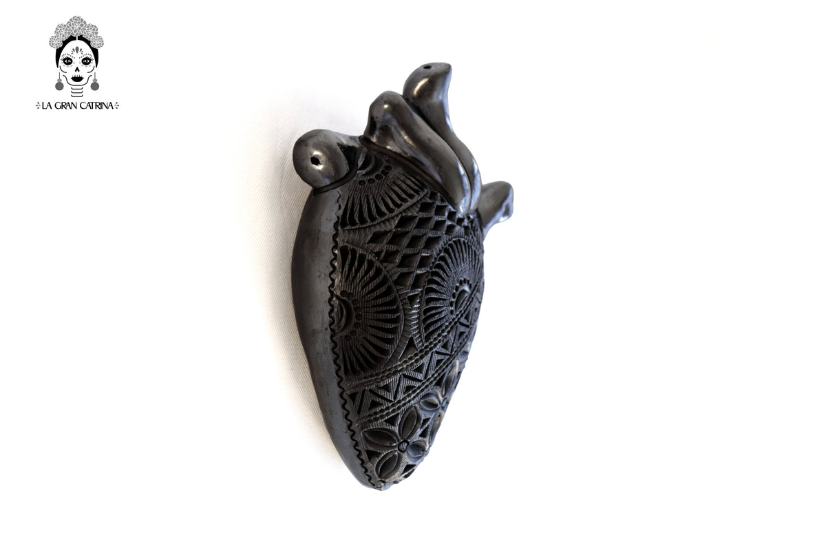 Corazón de Barro Negro Calado 19 cm. 7.4 in.
