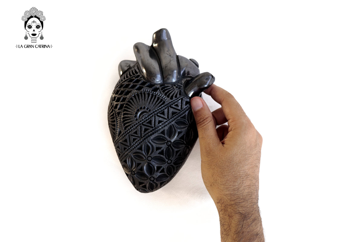 Corazón de Barro Negro Calado 19 cm. 7.4 in.