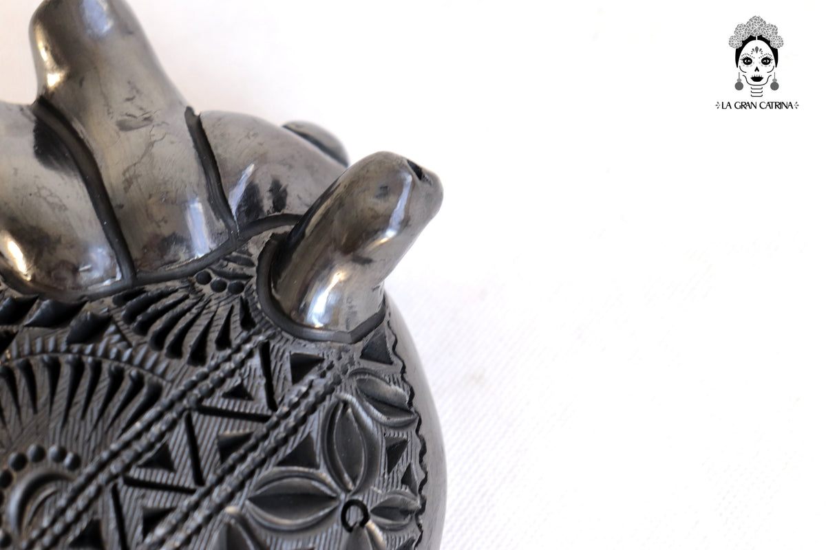 Corazón de Barro Negro Calado 19 cm. 7.4 in.