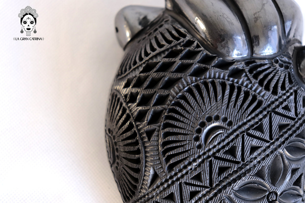 Corazón de Barro Negro Calado 19 cm. 7.4 in.
