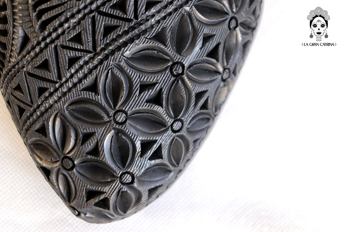 Corazón de Barro Negro Calado 19 cm. 7.4 in.