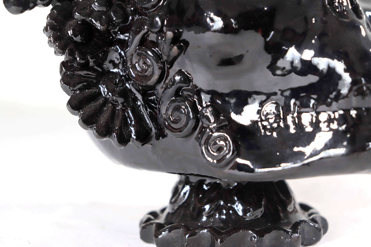 Calavera con tocado Negra con base- Barro vidriado - 22.5 cm. 8.8 in.