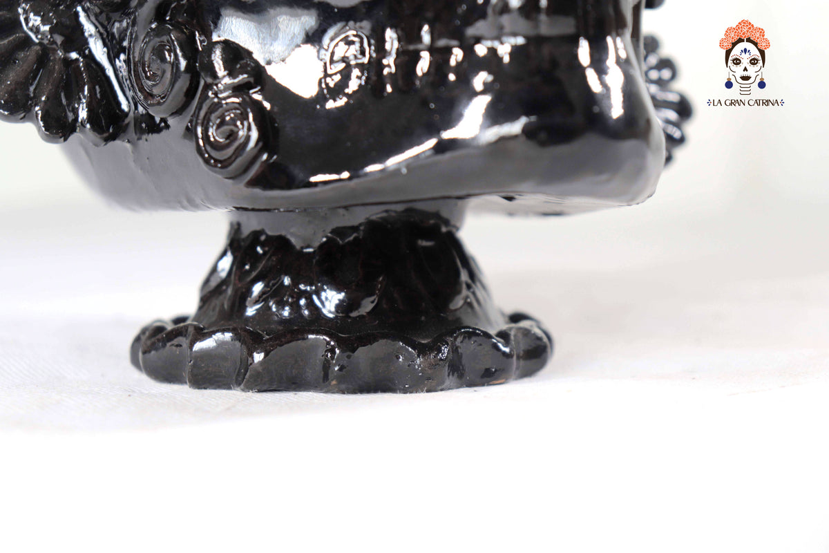 Calavera con tocado Negra con base- Barro vidriado - 22.5 cm. 8.8 in.