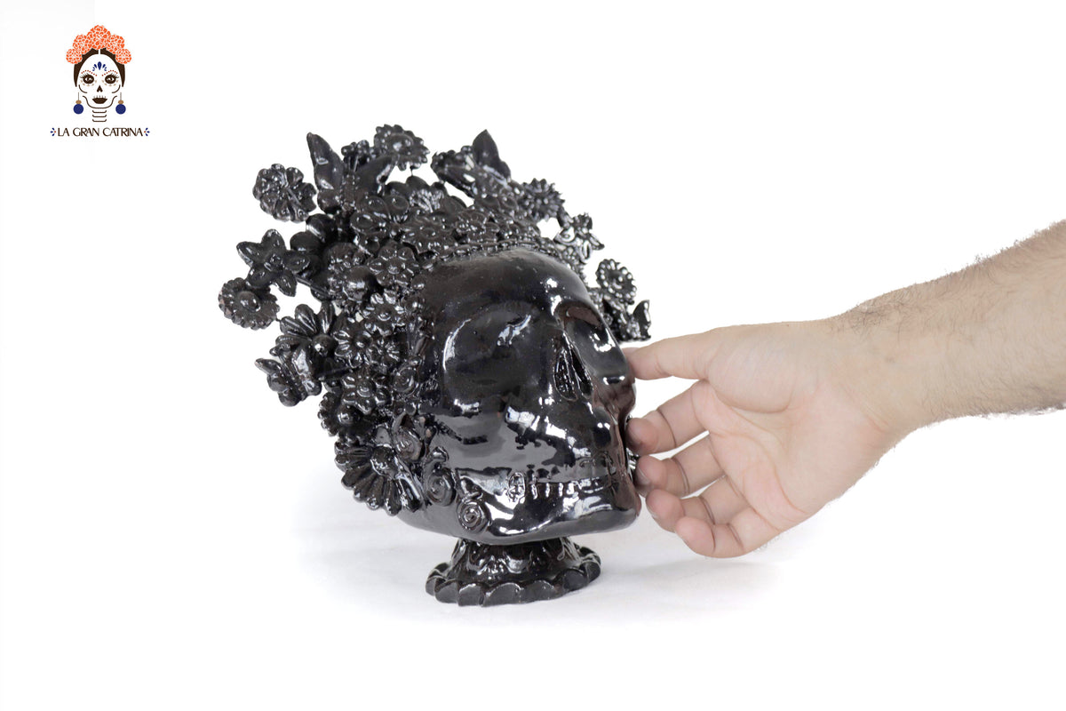 Calavera con tocado Negra con base- Barro vidriado - 22.5 cm. 8.8 in.