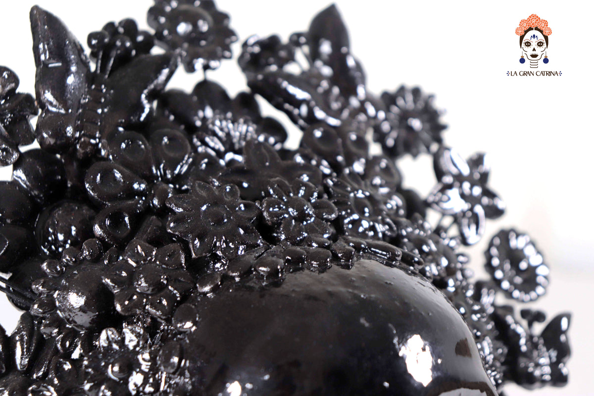 Calavera con tocado Negra con base- Barro vidriado - 22.5 cm. 8.8 in.