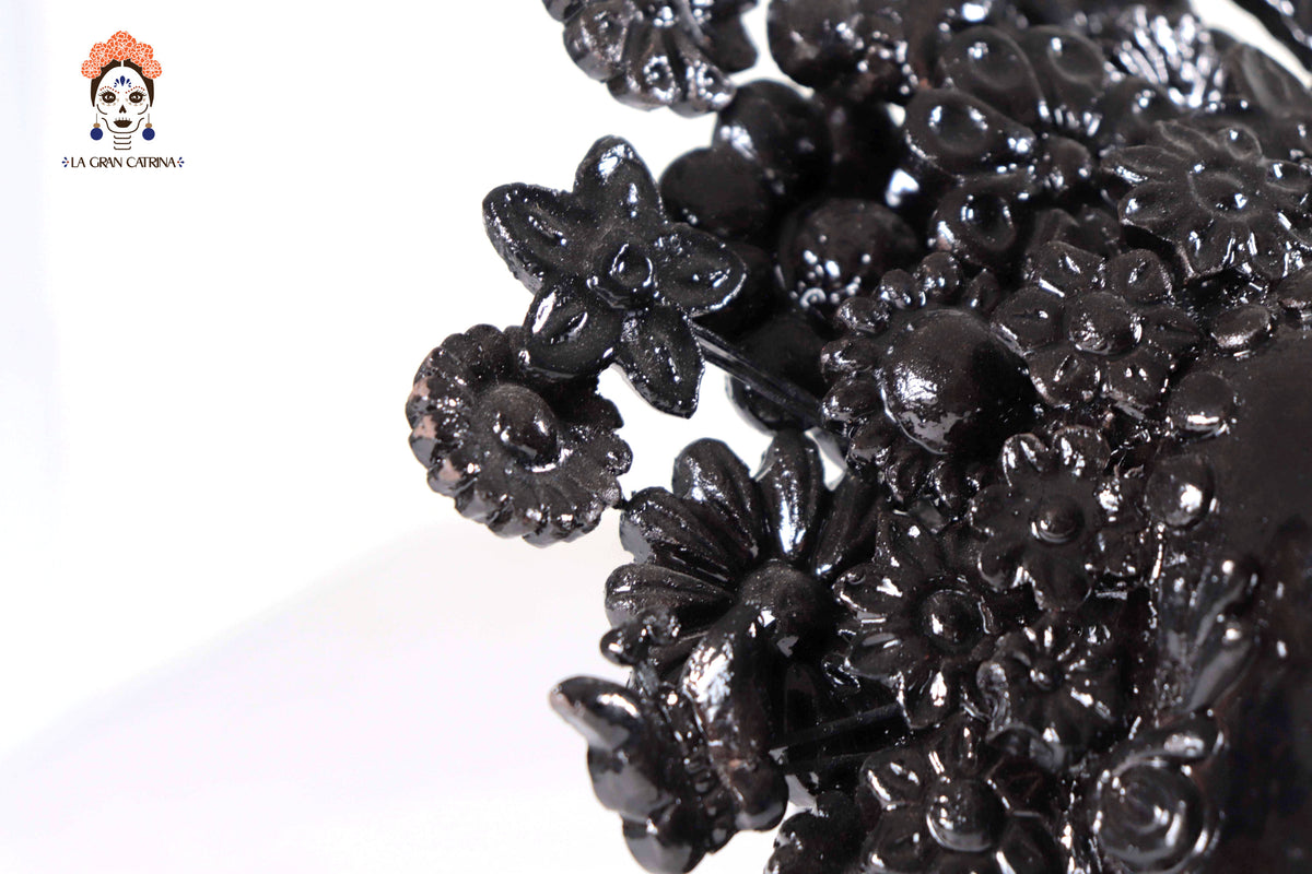 Calavera con tocado Negra con base- Barro vidriado - 22.5 cm. 8.8 in.