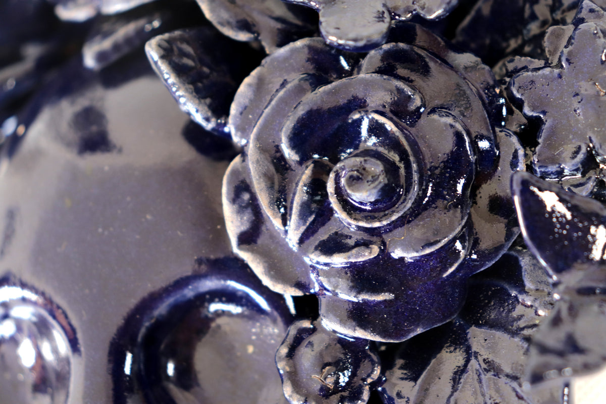 Cráneo Barro Vidriado Azul con Flores y Trenza II - 19.5 cm. 7.6 in.