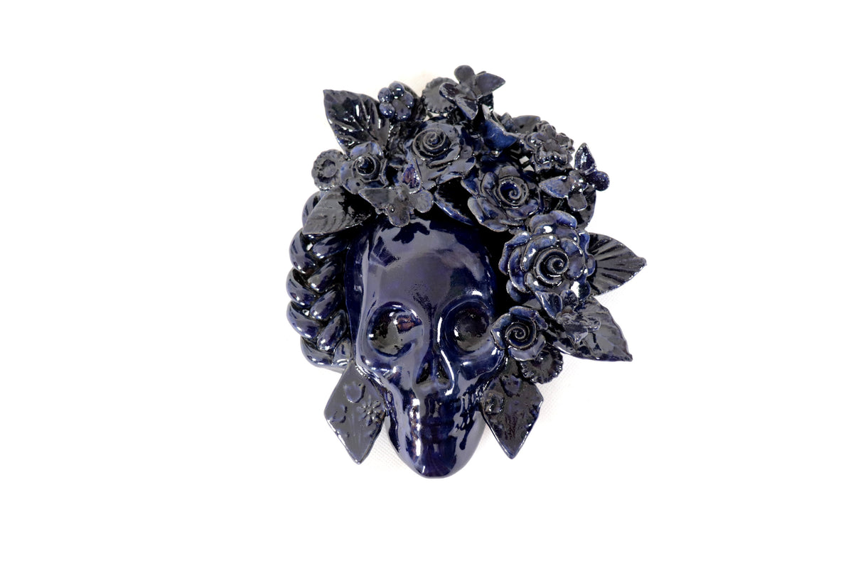 Cráneo Barro Vidriado Azul con Flores y Trenza - 19.5 cm. 7.6 in.
