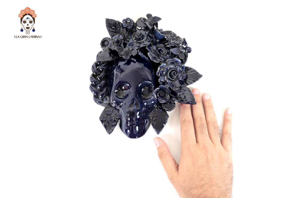 Cráneo Barro Vidriado Azul con Flores y Trenza - 19.5 cm. 7.6 in.